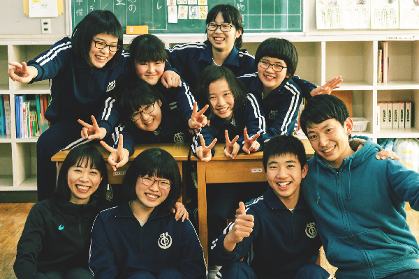 上野村立中学校の子どもたちと先生