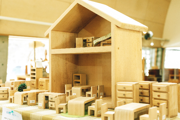 辻さん作の木製の優しいドールハウス